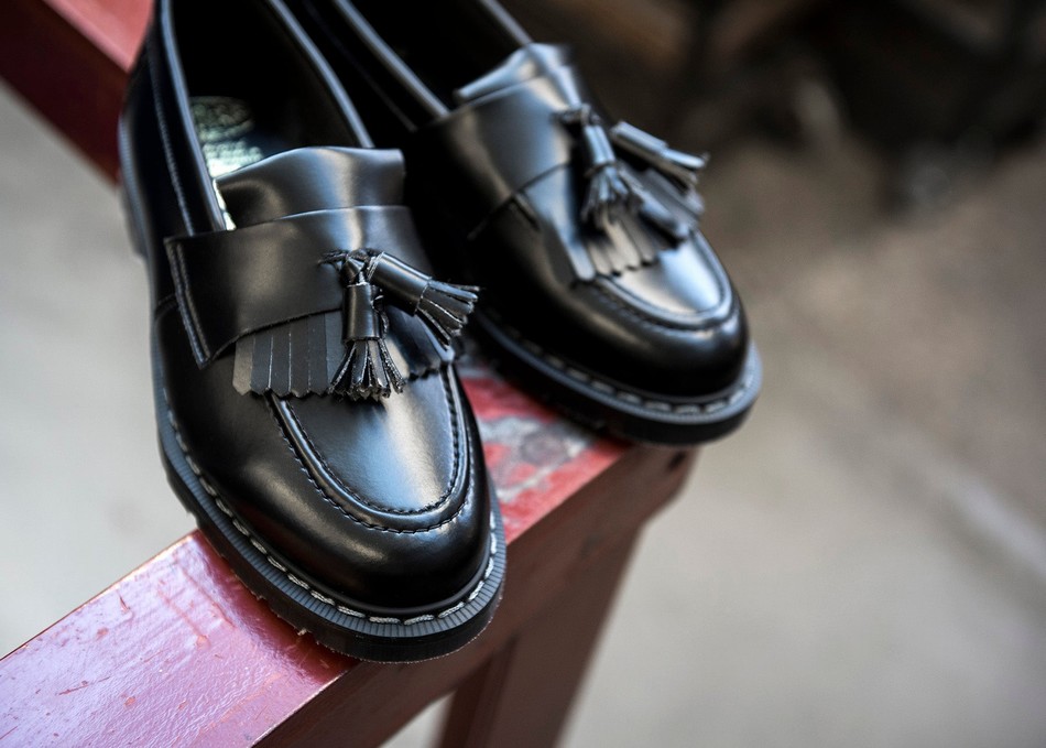 Women Solovair Vegan Hi-Shine Tassel Loafers Black | VS0-1022-BK-VEG-G-040